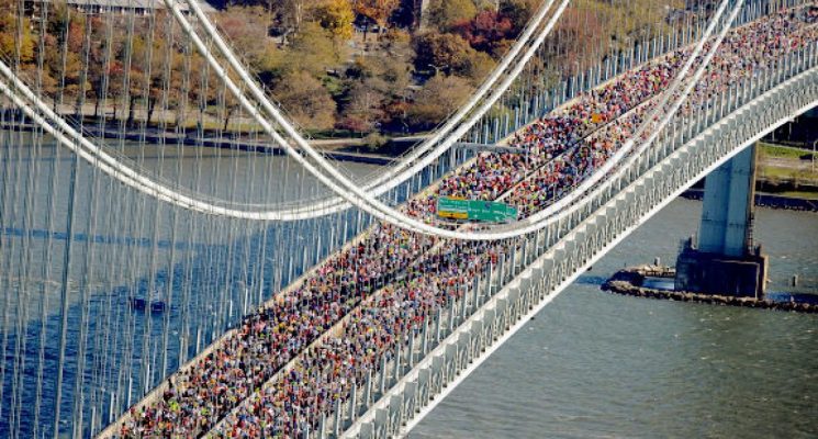 Marathoner krysser en bro